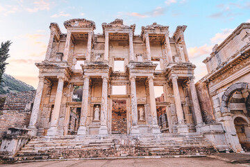 Obraz premium Explore the breathtaking ruins of Ephesos in Turkey, a remarkable archaeological site that includes the iconic Celsius Library, a must-visit landmark for history enthusiasts and tourists alike.