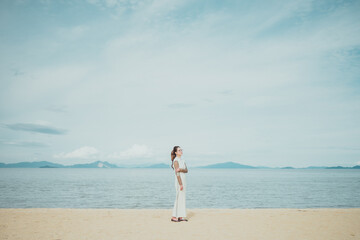 海で遠くを見ている皮膚の難病を持った女性