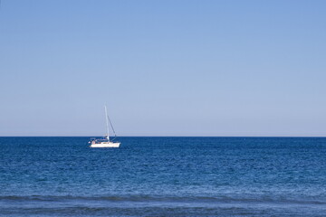 Obraz premium Nice seascape with boats going through the surf in vacation time