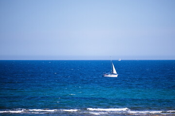 Obraz premium Nice seascape with boats going through the surf in vacation time