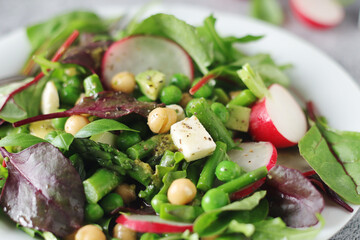 Green salad with asparagus and radish