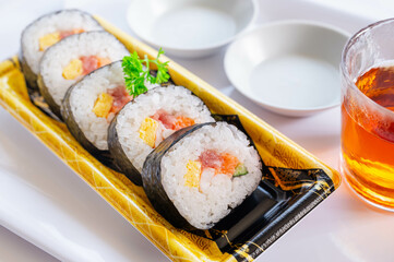 食品トレーに並んだ海鮮巻き
