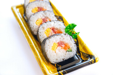 食品トレーに並んだ海鮮巻き