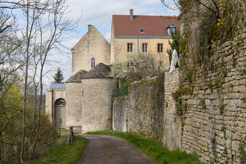 Bâtie autour d’une abbaye bénédictine, Flavigny-sur-Ozerain en Côte-d’Or et  ses remparts,...