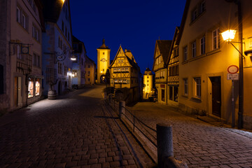 Fototapeta premium Das Plönlein in Rothenburg ob der Tauber zur Blauen Stunde