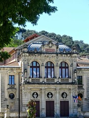 Naklejka premium Orange, May 2023 : Visit the beautiful city of Orangeen Provence - Historical city with its arena and ancient theater - View on the city