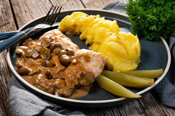 Grilled chicken breast with mushroom sauce.