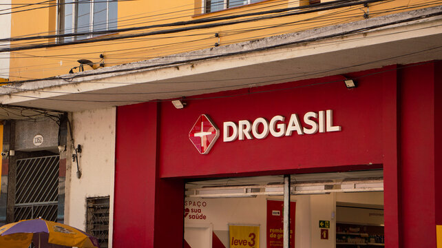Fachada da rede de farm&aacute;cias Drogasil. Foto feita em Mogi das Cruzes, SP, Brasil em 30 Junho 2024