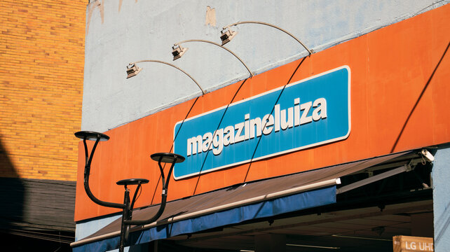 Fachada da loja de varejo brasileira Magazine Luiza. Foto feita em Mogi das Cruzes, SP, Brasil em 10 de Setembro de 2023