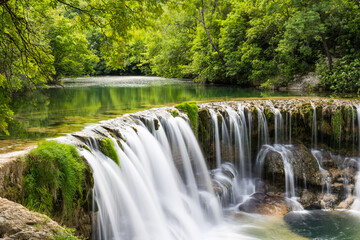 Obraz premium Cascade de la Vis à hauteur de Saint-Laurent-le-Minier en longue exposition