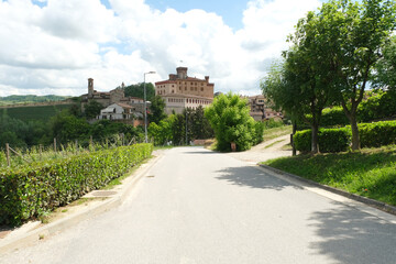 Fototapeta na wymiar Il villaggio di Barolo, celebre per il vino, nella regione delle Langhe in Piemonte, Italia.