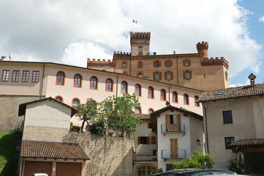 Edifici nel villaggio di Barolo in provincia di Cuneo, Piemonte, Italia.