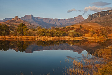 Scenic reflections in a Drakensberg lake 15554