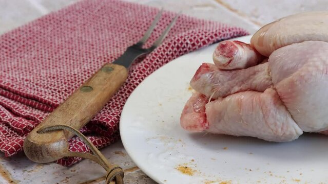 coquelet cru, en gros plan, dans une assiette
