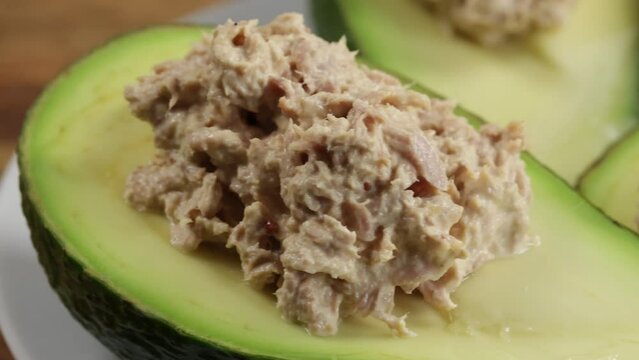 avocat au thon et mayonnaise, en gros plan