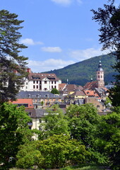 Fototapeta na wymiar Häuser und Kirche in Hanglage in Baden-Baden