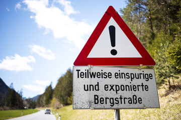 ein schild einer bergstrasse