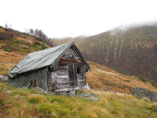 Fototapeta na wymiar A house in the mountains