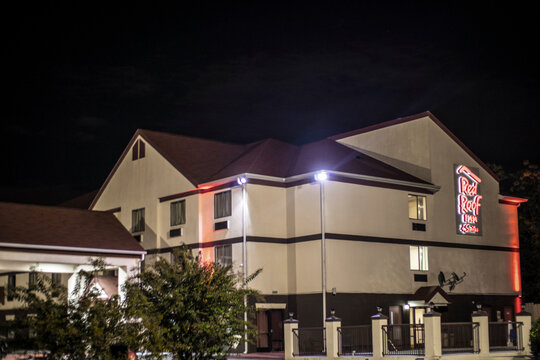 Red Roof Inn And Suites Building Exterior At Night