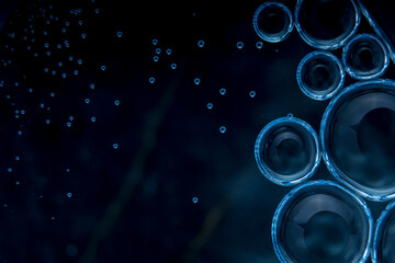Detalle macro de burbujas en fondo azul 