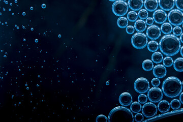 Detalle macro de burbujas en fondo azul 