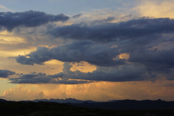 nubes profundas en atardecer