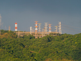 夕日に照らされる送電塔