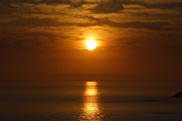 Sol resplandeciendo sobre el mar durante el atardecer