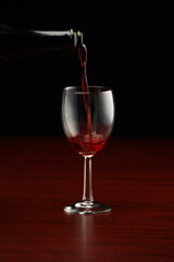 Copa de vino siendo servida