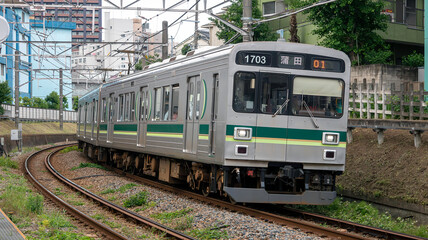 Fototapeta premium カーブを曲がる電車