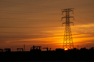 Fototapeta premium Paisaje a contraluz de las esferas urbanas durante la puesta de sol