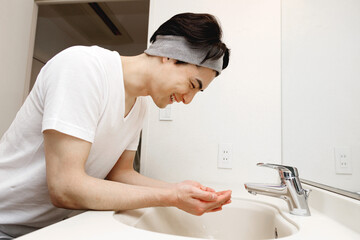 日本人は顔を洗っています