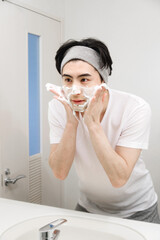 日本人は顔を洗っています