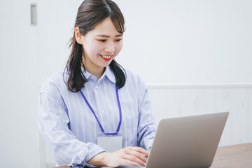 楽しそうに仕事するビジネスウーマン　woman busy at work