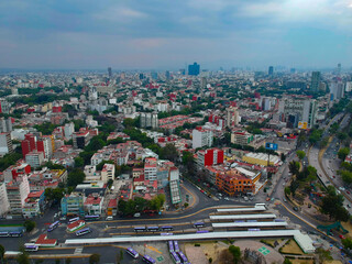 Fototapeta premium Toma aérea de calles y avenidas de la Ciudad de México en una tarde nublada