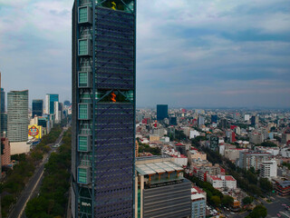 Torre grande sobre avenida principal en Ciudad de México - Torre BBVA