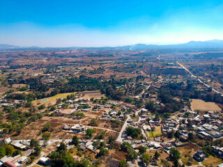 Obraz premium Vista de un poblado rural en México desde un dron