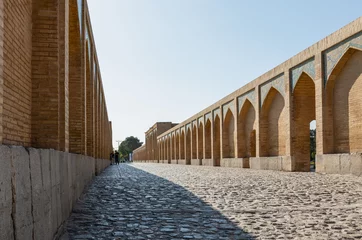 Papier Peint photo Pont Khadjou Walkway and finely decorated arches on both sides of historic Khaju Bridge (Pol-e Khajoo) on Zayanderud River in Isfahan, Iran. Heritage and tourist attraction.