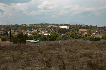Fototapeta na wymiar Paisaje de terreno vacío en medio de un campo de una zona rural