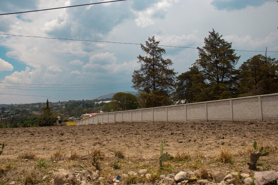 Paisaje de una barda en medio de un campo de una zona rural