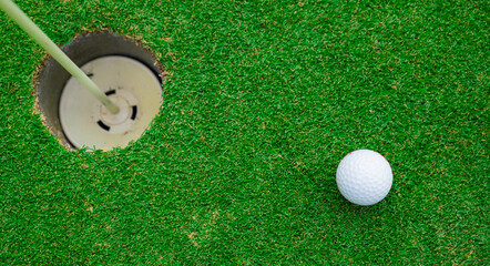 Obraz premium Close up golf ball on green grass field