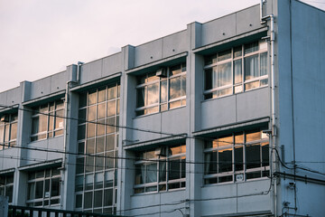 夕日に照らされた小学校の校舎