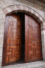 Fototapeta na wymiar a large wooden old door in turkey 