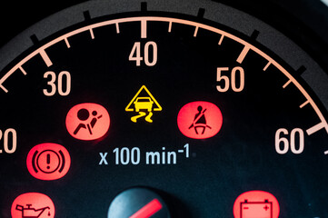 Fototapeta premium Tachoanzeige im PKW mit Kontrollinstrument 