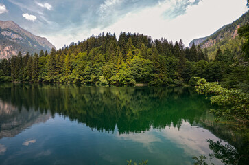 Fototapeta premium lago montagna riflessi tovel 