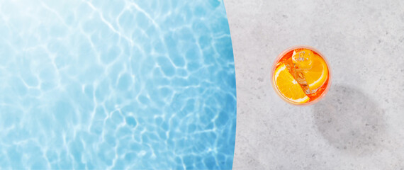 Naklejka premium Refreshing cocktail by the pool on a sunny day