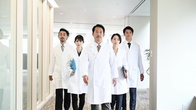 複数のドクターや研究者のイメージの全員集合の歩くところの動画
