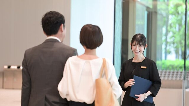 Image of a woman in the hospitality industry who guides people at reception, concierge, hotel front desk, etc. video