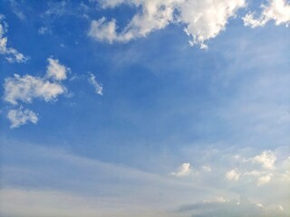 Obraz premium White fluffy clouds on the blue sky of Nonthaburi, Thailand.