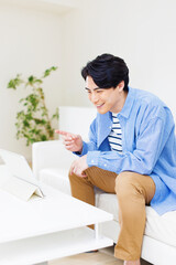 デジタルタブレットを見ている日本人